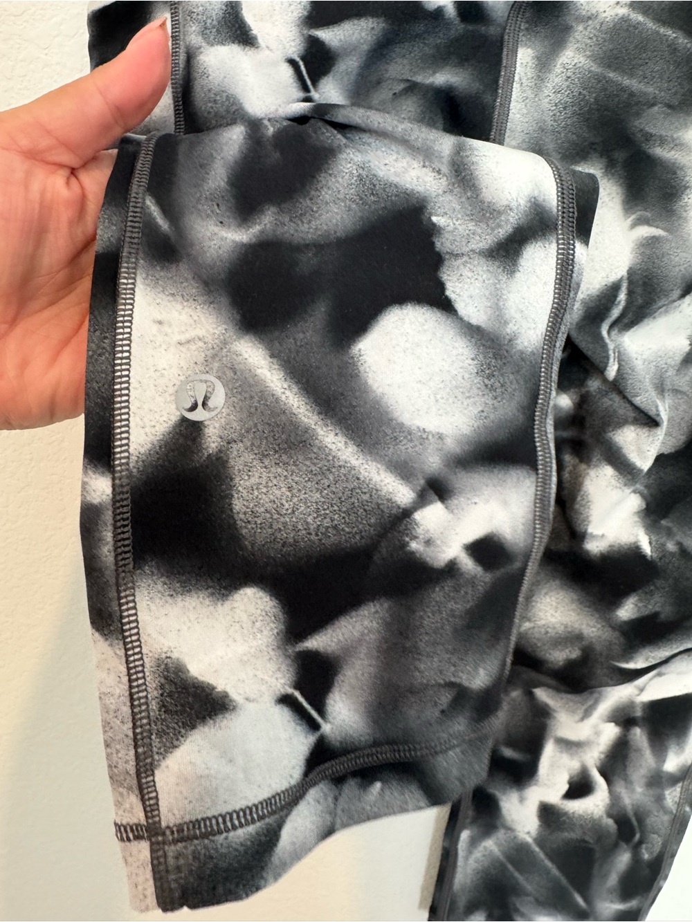 Lululemon Speed Up Crop 21" Black White Athletic Leggings - Picture 8 of 9